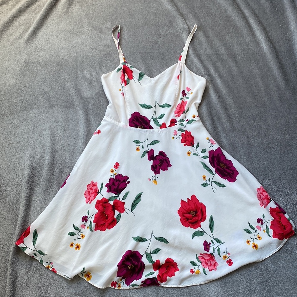 NEVER WORN - Old Navy Fit and Flare White Floral Dress - M
